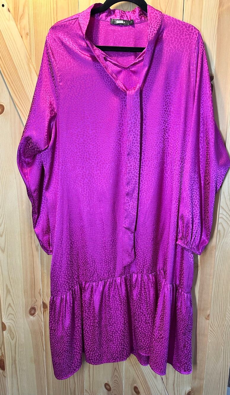 DRAMA Magenta Pink Cheetah Jacquard Satin Tie-Neck Shift Dress - Size 1